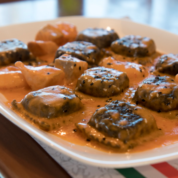 Ravioles de salmón con crema de camarón