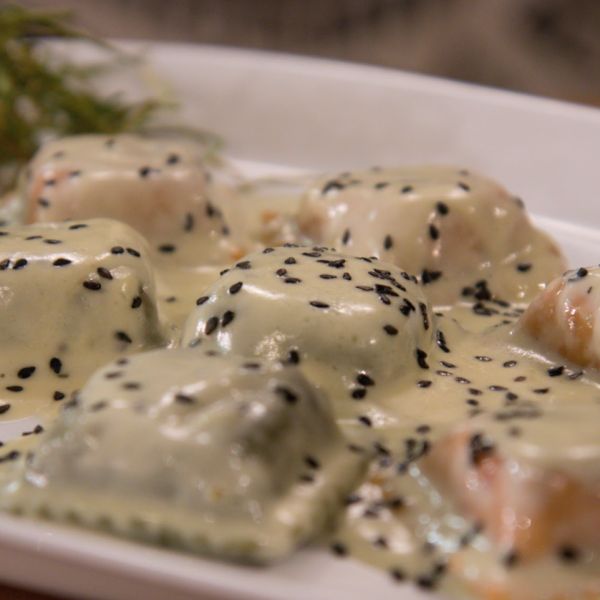 Mix de ravioles de verdura con salsa