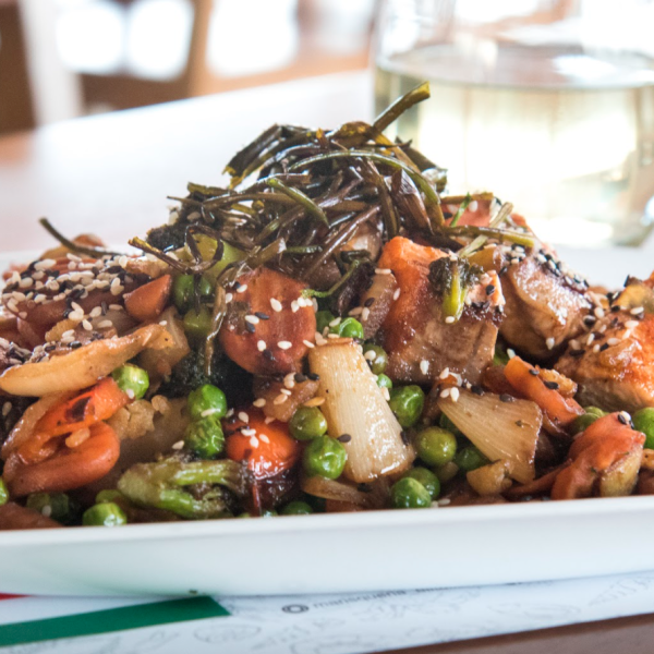 Wok de salmón con verduras