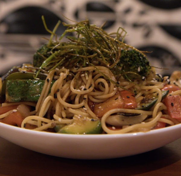 Spaghettis con verduras al wok